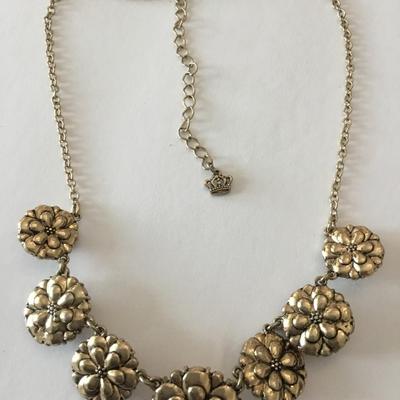 Beautiful vintage, crystal flower necklace very nice very beautiful makers mark