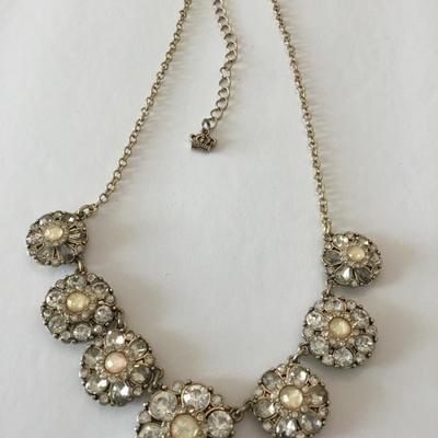 Beautiful vintage, crystal flower necklace very nice very beautiful makers mark