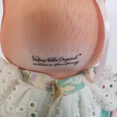 LOT 101: Cat Collection; Wall Hangings with Goebel Victoria Ashlea Original Doll