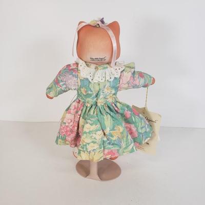 LOT 101: Cat Collection; Wall Hangings with Goebel Victoria Ashlea Original Doll