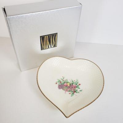 LOT 102: Christmas Decor; Lefton China, Mikasa Dish, Bells of Noel Carolites & More