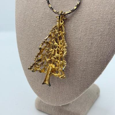 LOT 116: Beautiful Gold Tone Christmas Tree Jewelry Set