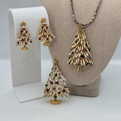 LOT 116: Beautiful Gold Tone Christmas Tree Jewelry Set