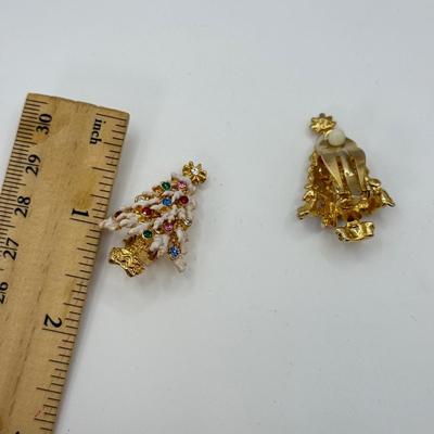 LOT 116: Beautiful Gold Tone Christmas Tree Jewelry Set