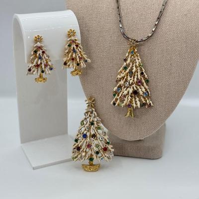 LOT 116: Beautiful Gold Tone Christmas Tree Jewelry Set