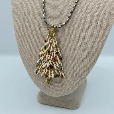 LOT 116: Beautiful Gold Tone Christmas Tree Jewelry Set