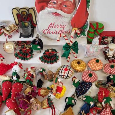 LOT 123: Lot of Assorted Christmas Decorations