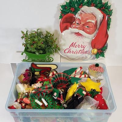 LOT 123: Lot of Assorted Christmas Decorations