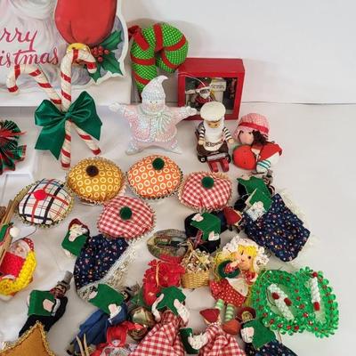LOT 123: Lot of Assorted Christmas Decorations