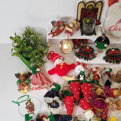 LOT 123: Lot of Assorted Christmas Decorations