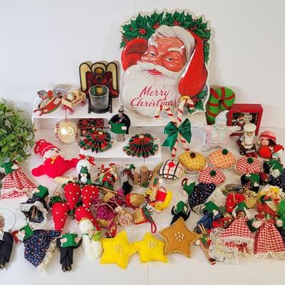 LOT 123: Lot of Assorted Christmas Decorations
