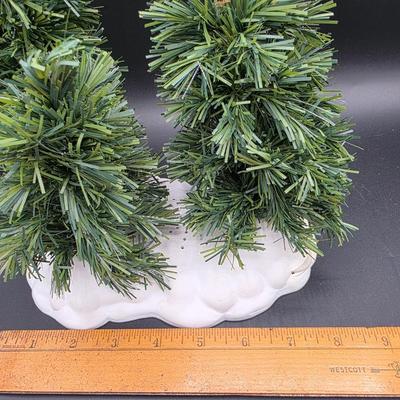 LOT 138: Vintage Christmas Floral/Candle Decorative Items.