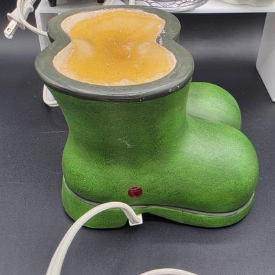 LOT 140: Vintage Home Decor Collection, Includes Electric Candle Warmers, Framed Cottage Prints, Inspirational Items & More