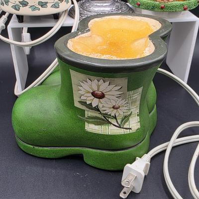 LOT 140: Vintage Home Decor Collection, Includes Electric Candle Warmers, Framed Cottage Prints, Inspirational Items & More