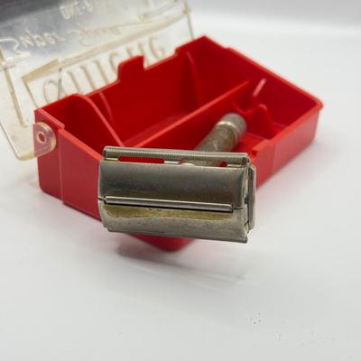 LOT 148: Vintage 1940s Bakelite Trinket/Cigarette Box & 2 Vintage Razors