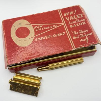 LOT 148: Vintage 1940s Bakelite Trinket/Cigarette Box & 2 Vintage Razors