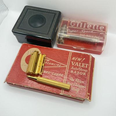 LOT 148: Vintage 1940s Bakelite Trinket/Cigarette Box & 2 Vintage Razors