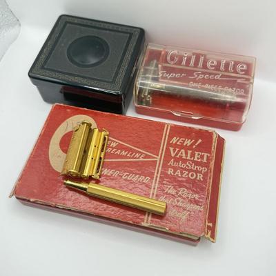 LOT 148: Vintage 1940s Bakelite Trinket/Cigarette Box & 2 Vintage Razors