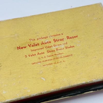 LOT 148: Vintage 1940s Bakelite Trinket/Cigarette Box & 2 Vintage Razors