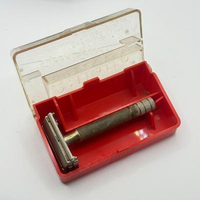 LOT 148: Vintage 1940s Bakelite Trinket/Cigarette Box & 2 Vintage Razors