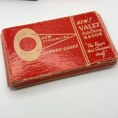 LOT 148: Vintage 1940s Bakelite Trinket/Cigarette Box & 2 Vintage Razors