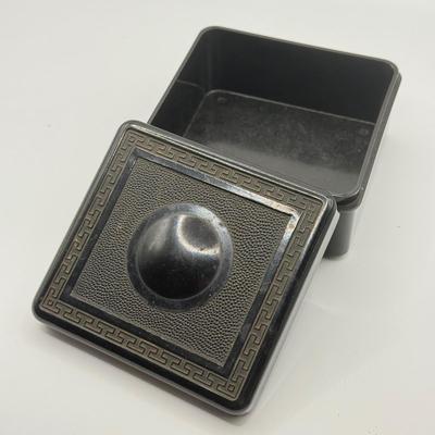 LOT 148: Vintage 1940s Bakelite Trinket/Cigarette Box & 2 Vintage Razors