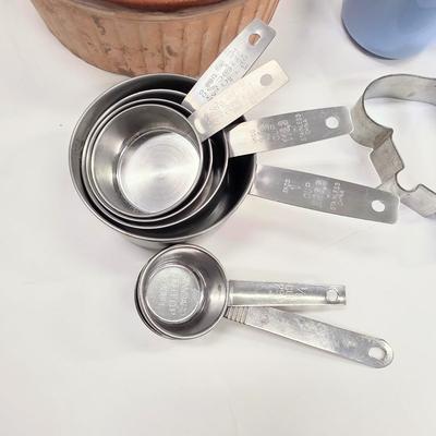 LOT 170: Large Lot of Kitchen Storage Containers, Includes Sterilite & Zip Lock, Pottery Bowl Made in France, Gemco Glass Apple...