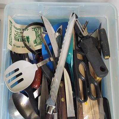 LOT 185: Variety of Kitchen Utensils & Vintage Warm-o-Tray Model 60