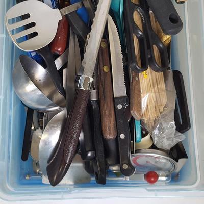 LOT 185: Variety of Kitchen Utensils & Vintage Warm-o-Tray Model 60
