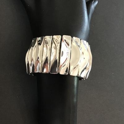 Beautiful, silver toned, hinged stretchy bracelet