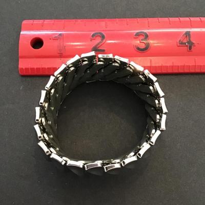 Beautiful, silver toned, hinged stretchy bracelet