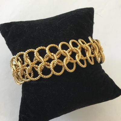 Very nice beautiful vintage, gold tone textured bracelet