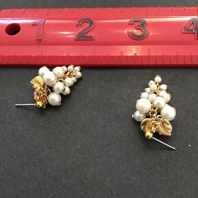 Beautiful, gold toned, Pearl grape cluster earrings