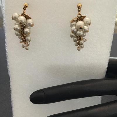 Beautiful, gold toned, Pearl grape cluster earrings
