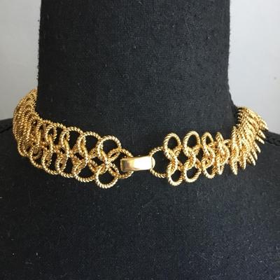 Gorgeous, very nice gold toned textured, vintage necklace excellent condition
