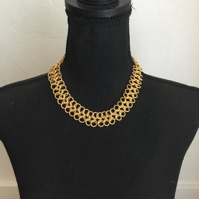 Gorgeous, very nice gold toned textured, vintage necklace excellent condition