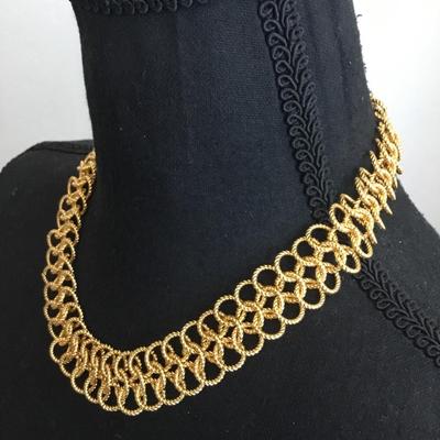 Gorgeous, very nice gold toned textured, vintage necklace excellent condition