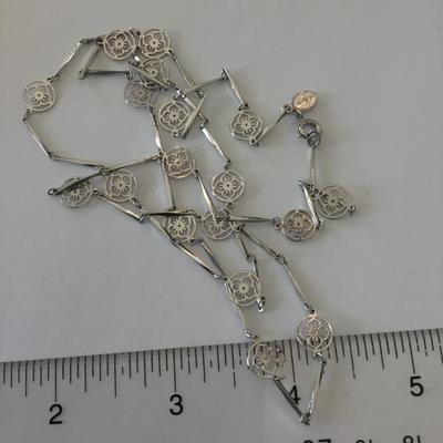 Beautiful vintage Avon Silver-tone, flower necklace,
