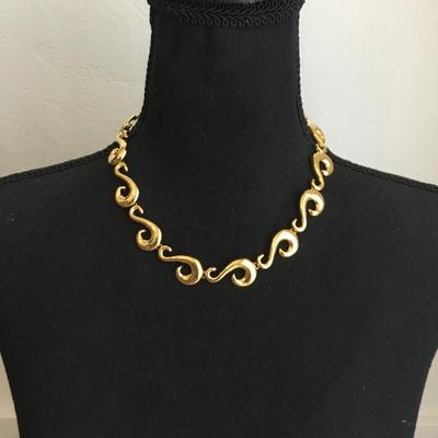 Beautiful, vintage, gold toned statement. Necklace with toggle clasp . Very nice.