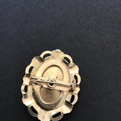 Beautiful, gold tone, cameo Brooch