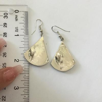 Beautiful vintage alpaca Mexico shell flower earrings