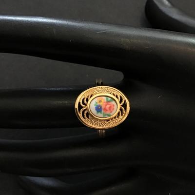 Vintage beautiful Sarah Coventry gold tone ring