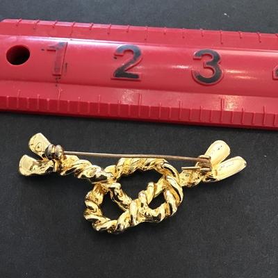 Vintage, gold tone brooch