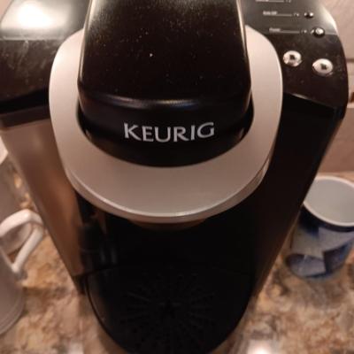 KEURIG COFFEE MAKER AND COFFEE MUGS