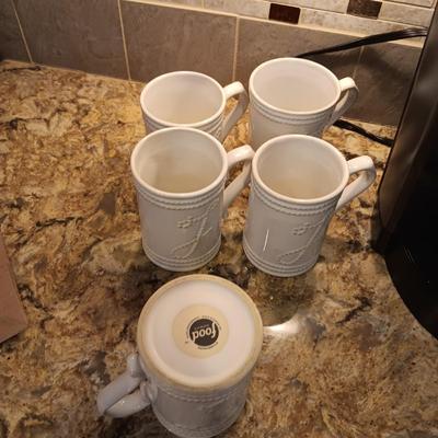 KEURIG COFFEE MAKER AND COFFEE MUGS