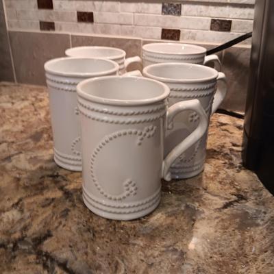 KEURIG COFFEE MAKER AND COFFEE MUGS
