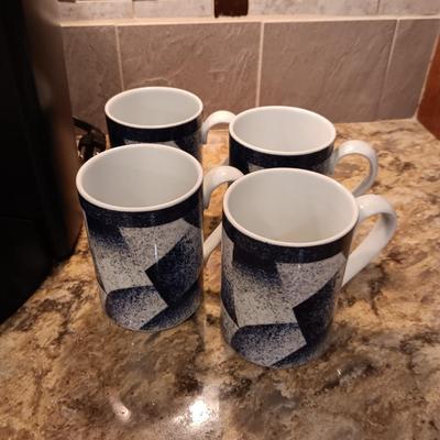 KEURIG COFFEE MAKER AND COFFEE MUGS