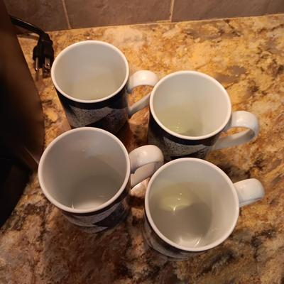 KEURIG COFFEE MAKER AND COFFEE MUGS