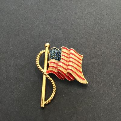 Vintage gold tone, American flag lapel pin