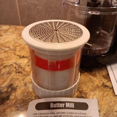 SALAD SHOOTER, MINI CHOPPER AND A HAND MIXER